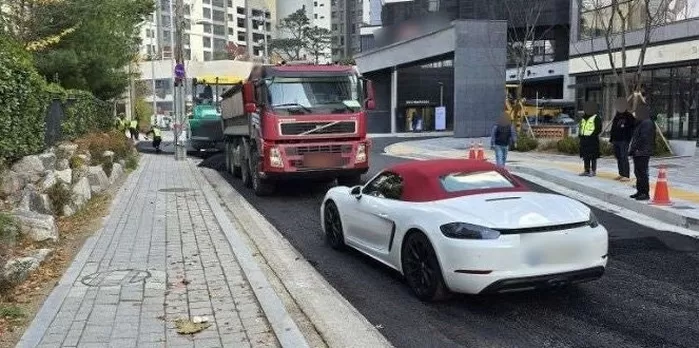 도로 포장공사가 길 막는다고 주차하고 ‘잠수’ 탄 포르쉐 운전자