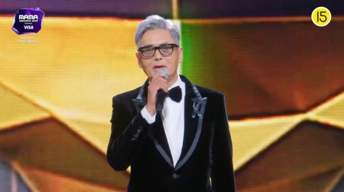 주윤발, ‘2025 MAMA’서 홍콩 화재 참사 애도하며 눈물... “모두 묵념하자”