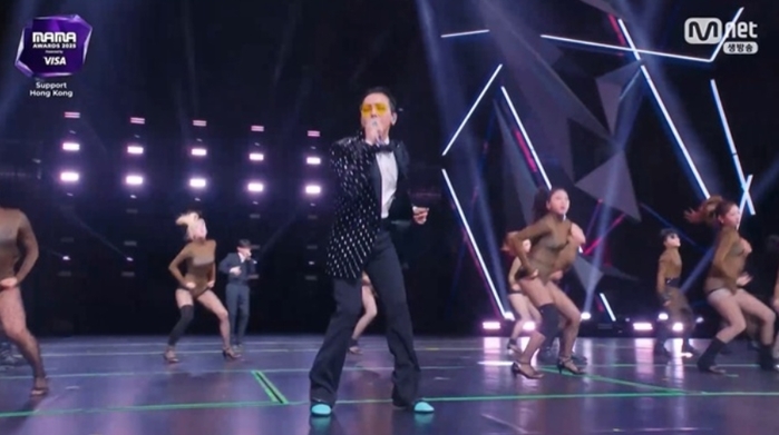 “팬이지만 대참사”... ‘2025 MAMA’ 대상 탄 지드래곤, 라이브 논란