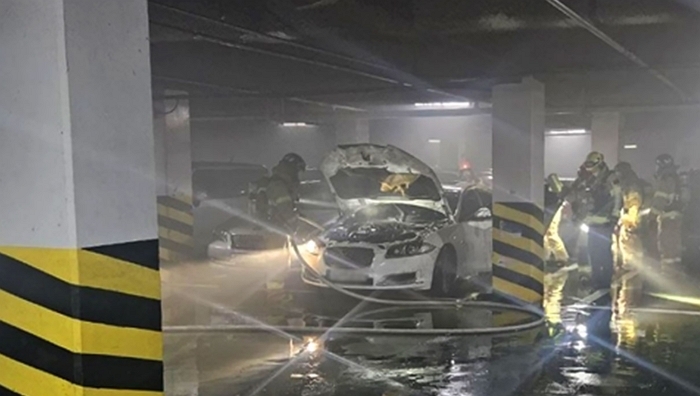 지하 주차장서 ‘엄마 재규어 차’에 불 지른 만취 20대 구속