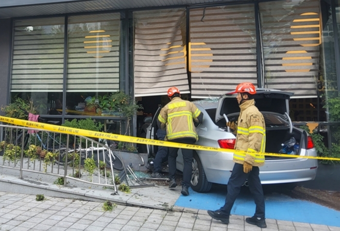 장례 막 끝낸 일가친척 7명 덮친 60대 운전자 ‘급발진’ 주장... 국과수 판단은?