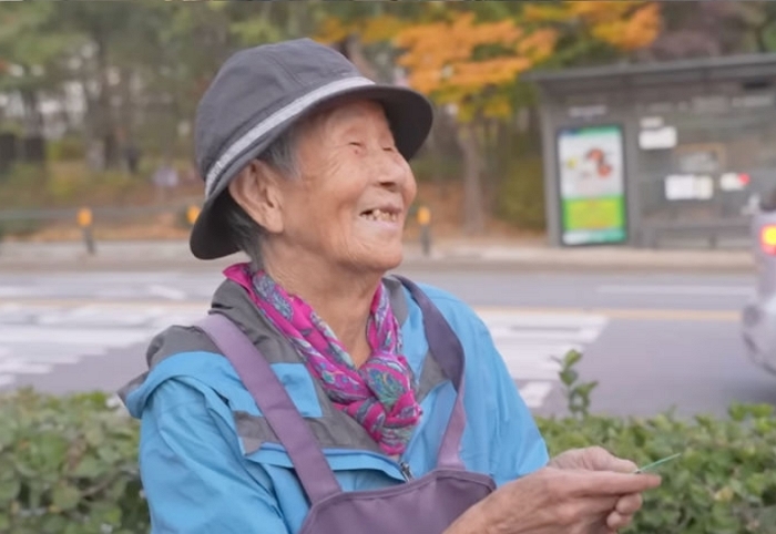 100만 유튜버, 폐지 할머니에게 ‘무한도 카드’ 건넸다... 꽃등심 선물까지 훈훈