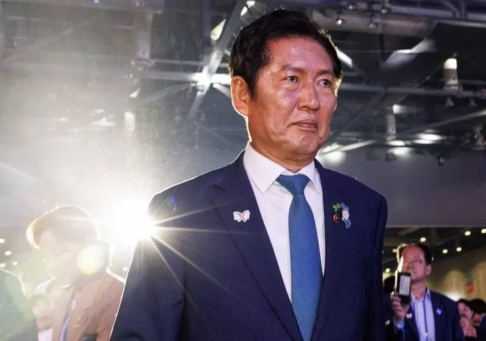 정청래 더불어민주당 신임 대표가 2일 오후 경기 고양시 킨텍스에서 열린 제2차 임시전국당원대회에서 수락연설을 위해 단상으로 향하고 있다. (공동취재) 2025.8.2 / 뉴스1