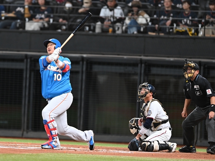 30일 일본 에스콘필드 홋카이도에서 ‘한일 드림 플레이어즈 게임’이 열렸다. 이대호가 홈런을 치고 기뻐하고 있다. / 뉴스1