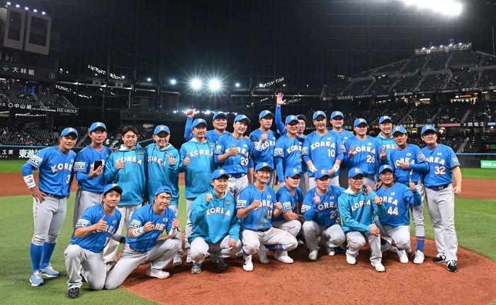 지난해 패배 설욕 성공, 한국 전설들 일본에 7-1 완승... 이대호 MVP 선정