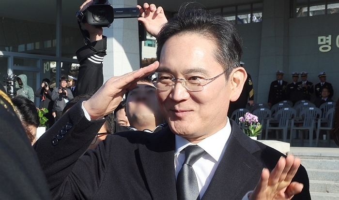 본문 origin_아들경례받는이재용회장·홍라희명예관장.jpg