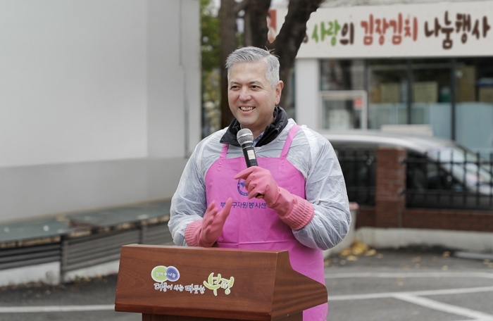 [사진 3] 2025 사랑의 김장김치 나눔 행사에서 인사말을 전하고 있는 헥터 비자레알 한마음재단 대표이사 겸 GM 한국사업장 사장.jpg