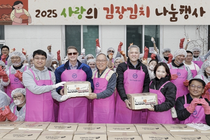 [사진 1] 2025 사랑의 김장김치 나눔 행사에서 기념 사진을 촬영하고 있는 GM 한국사업장 임직원들, 한국조지메이슨대학교 및 부평구자원봉사센터 등 기관 관계자들과 자원봉사자들 (1).jpg