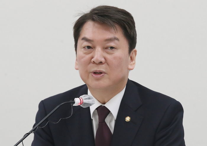 국힘 ‘계엄 사과’ 논쟁 속, 고개숙인 안철수... “시민들에 죄송”