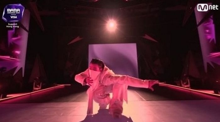 “갑자기 화면 끊겨”... 올데프 타잔, ‘마마 어워즈’서 독무 중 카메라 추락으로 송출 중단