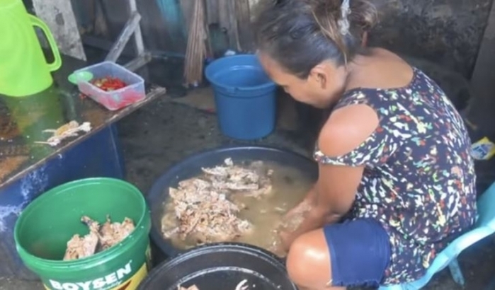 필리핀의 ‘500원짜리 치킨’ 파그파그의 충격적인 제조 과정... 쓰레기 찌꺼기 튀겨 팔아