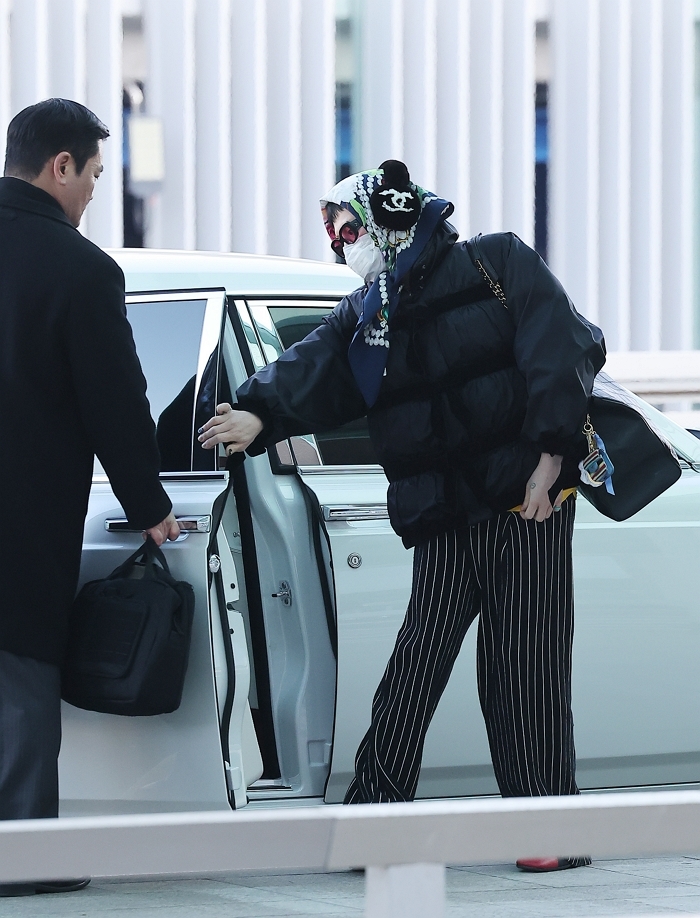 “역시 올타임 레전드”... ‘인간 샤넬’ 지드래곤, 뉴욕 출국길 공항패션 화제