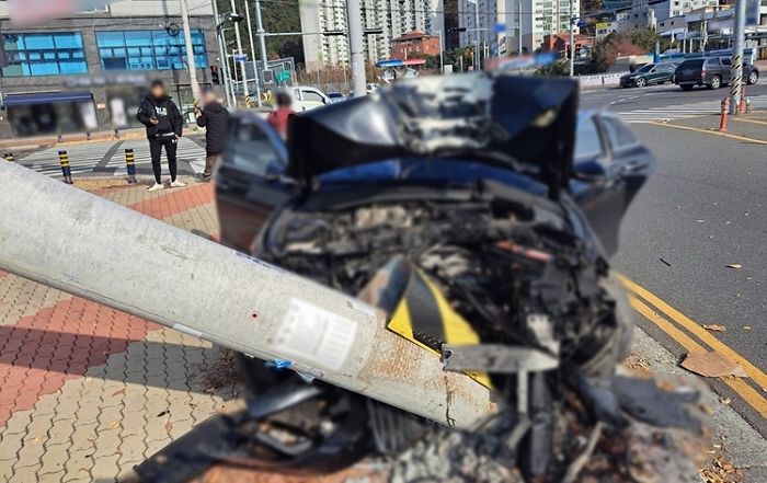 전신주 들이받아 울산 일대 정전시킨 60대 운전자... ‘급발진’ 주장