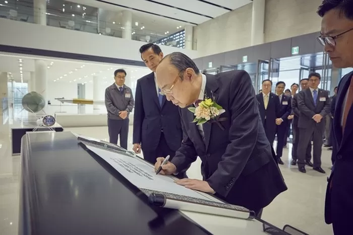 김승연 한화그룹 회장이 지난달 29일 한화에어로스페이스 대전R&D 캠퍼스를 방문, 방명록을 작성하고 있다. [사진 한화그룹]