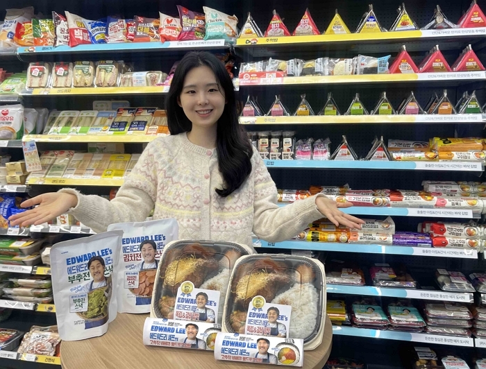 (사진2) GS25에서 모델이 에드워드 리 셰프 컬래버 간편식을 선보이고 있다.jpg
