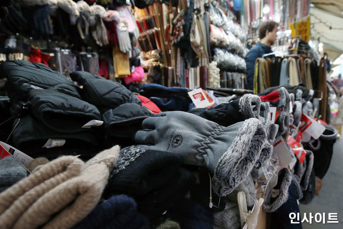 문 손잡이 만질 때마다 '찌릿'... 겨울철 정전기, 이 방법으로 해결하세요