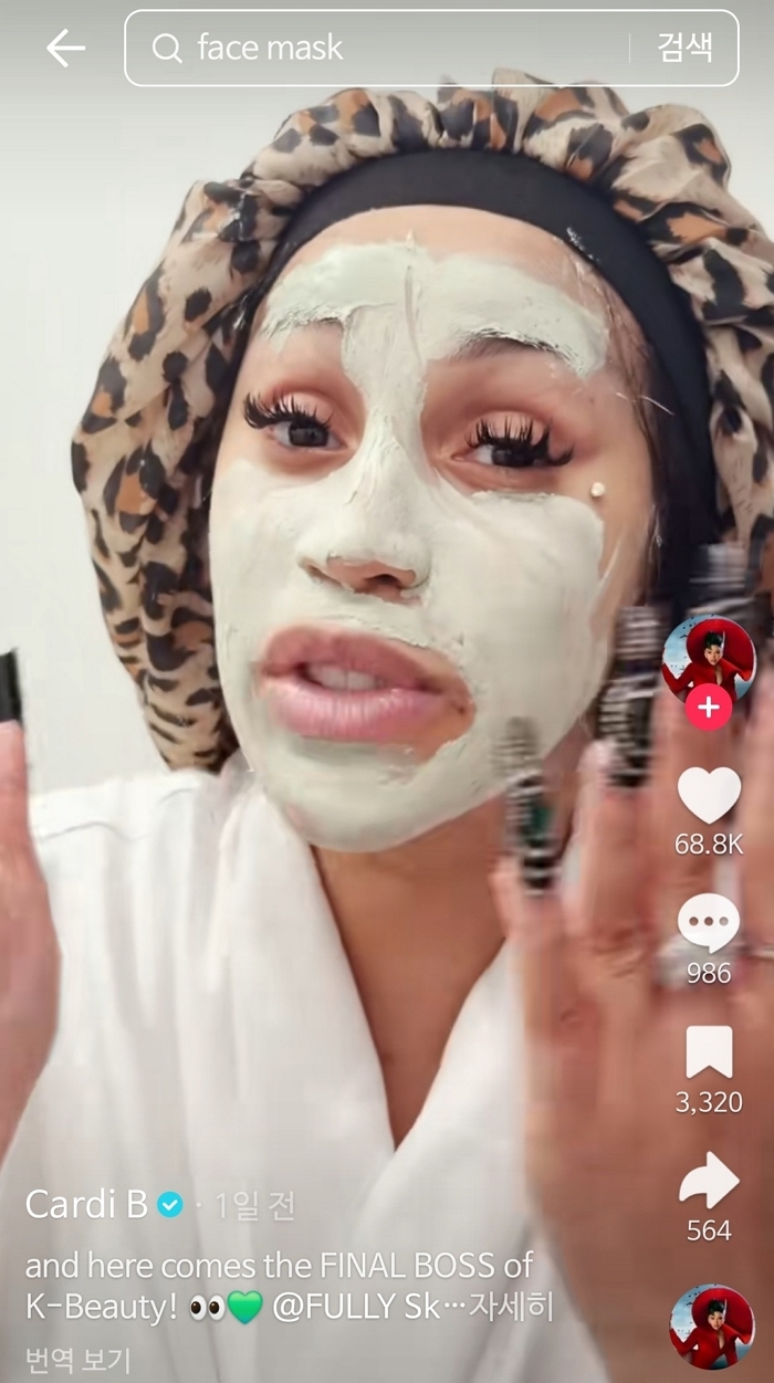 [이미지2] 풀리 ‘그린 토마토 클레이 팩 클렌저’를 사용하는 카디비.jpg