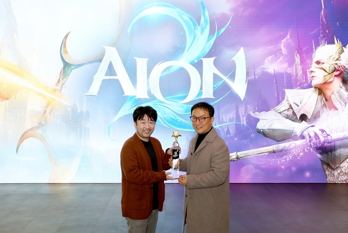 [엔씨소프트] (좌) 김남준 아이온2 개발PD, (우) 이택수 한국게임미디어협회 회장.jpg