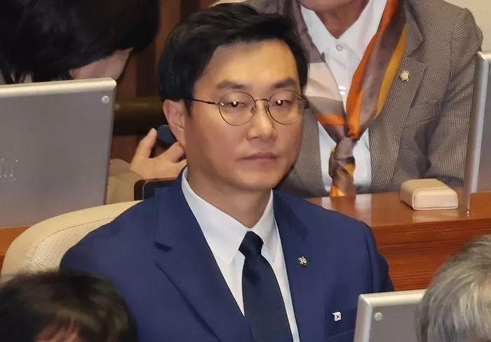 장경태 더불어민주당 의원이 27일 서울 여의도 국회에서 열린 제429회국회(정기회) 제13차 본회의에 참석해 자리에 앉아 있다. 경찰에 지난 25일 장 의원에 대한 준강제추행 혐의 고소장이 접수된 것으로 알려졌다. 2025.11.27 / 뉴스1