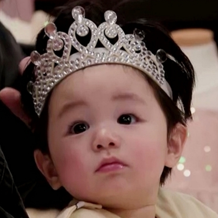‘생후 300일’ 심형탁 아들 하루, 왕관 쓰고 ‘왕자님 미모’ 완성