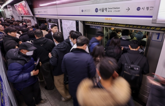 서울 지하철·버스·공항까지... 노조 연쇄 파업 예고에 ‘연말 교통대란’ 우려