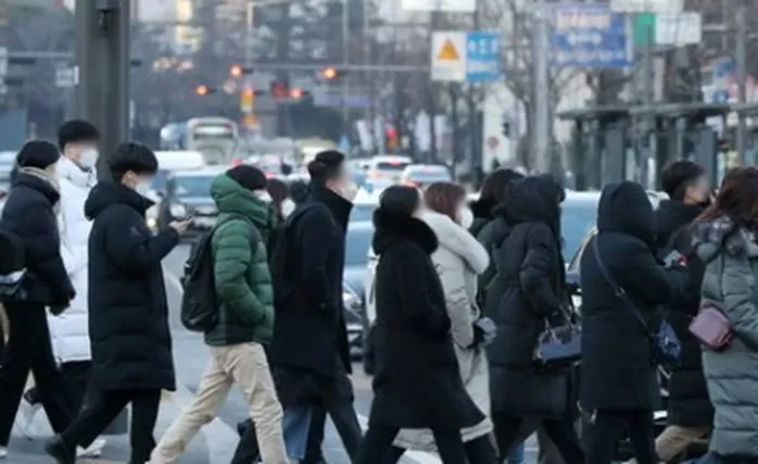 12일 아침 서울 종로구 광화문광장에서 두꺼운 겨울 외투를 챙겨입은 시민들이 출근길 발걸음을 재촉하고 있다. / 뉴스1