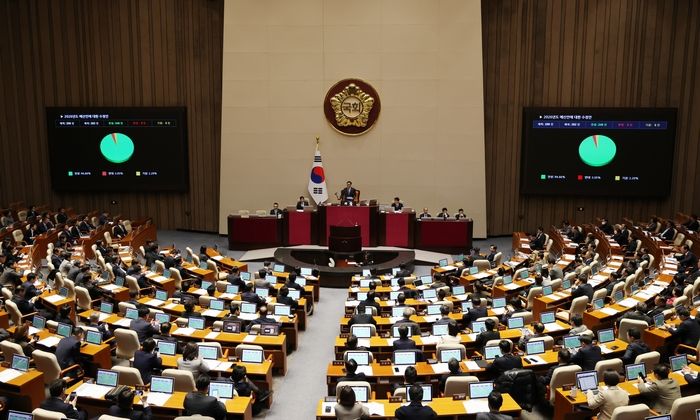 이재명 정부 첫 예산안, 5년 만에 법정시한 내 통과... 727.9조 확정