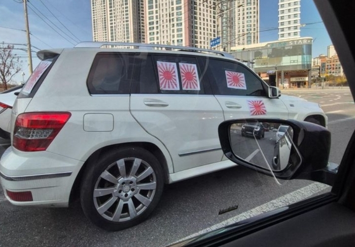 ‘욱일기’ 도배된 벤츠, 김포서 또 포착... “처벌 방법 없나” 공분