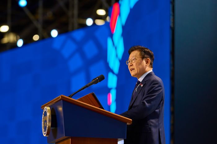 李 대통령 “통일, 반드시 가야 할 길... 일방적 흡수 아닌 평화적으로 이뤄져야”