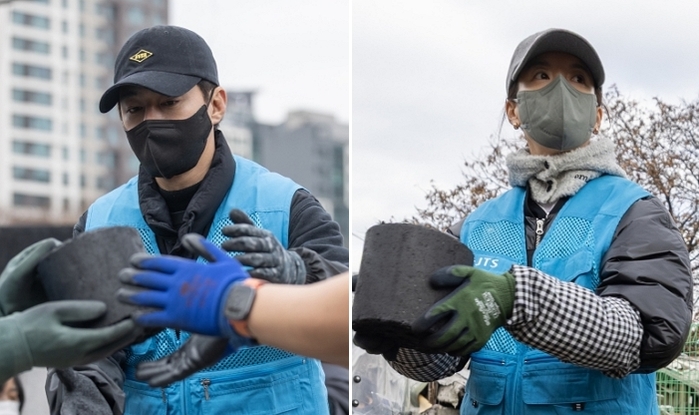 조인성·한효주, 법륜스님과 연탄 3400장 배달 봉사 ‘훈훈’