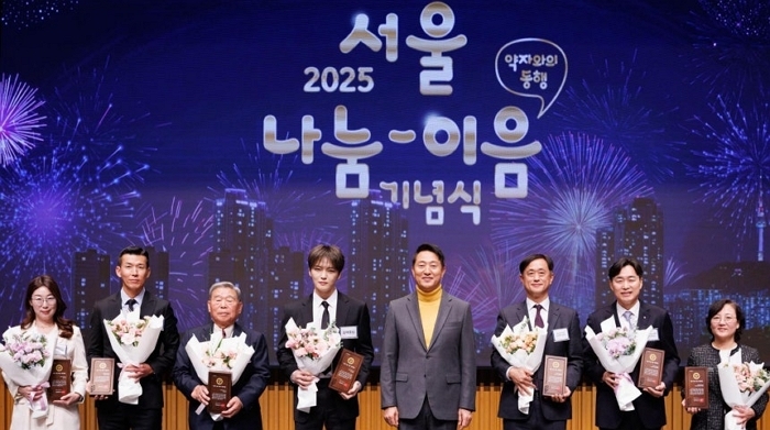 쌀 37.8톤 기부한 ‘쌀 기부천사’ 박문균 씨, 김재중·션과 함께 유공 표창