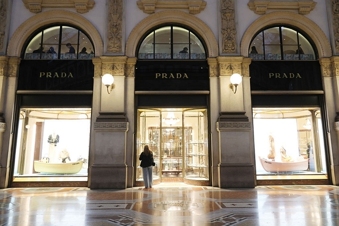 프라다, 현금 2조원에 ‘베르사체’ 인수... “LVMH·케링에 도전장”