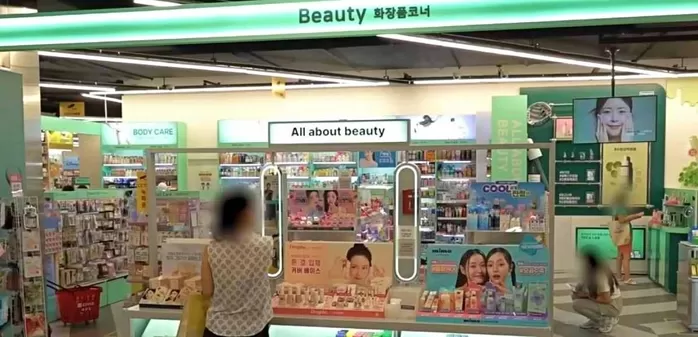 다이소 뷰티 제품 코너. 자료 사진. / 유튜브 민경장군