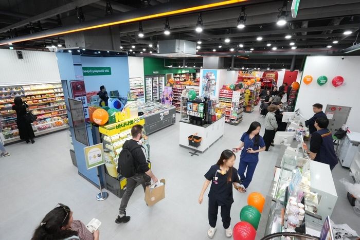 적자·점포 감소의 늪... 세븐일레븐·이마트24, ‘체험형 플래그십 스토어’로 승부수