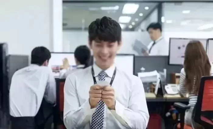 출근 없이 10년 동안 월급 받아온 공무원에 벌금 15억 때린 ‘이 나라’