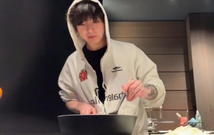 BTS  정국, 라이브서 밝힌 동거인의 정체는?... “유치원 때부터 알던 사이”