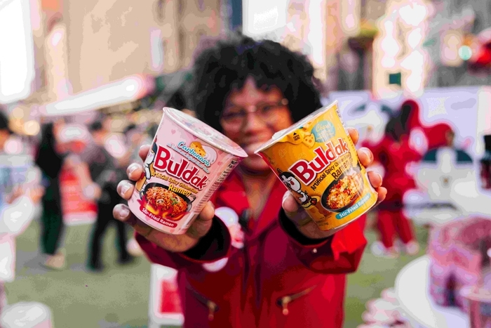 [사진자료] 외국인이 불닭볶음면 제품을 들고 있는 모습.jpg