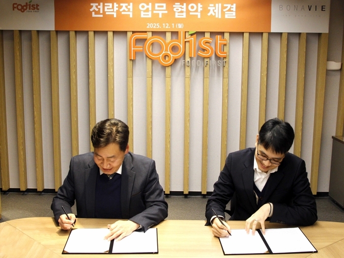 사진자료03_푸디스트와 보나비가 전략적 업무 협약을 체결하고 있다.jpg