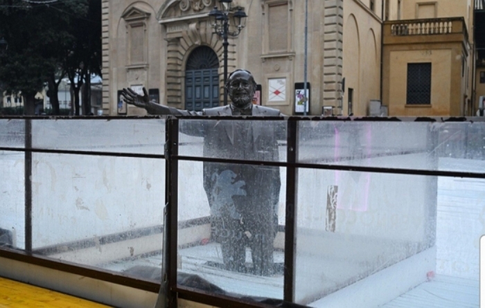 파바로티 동상, 아이스링크 강제 감금?... 유족 “기린다며 조롱” 분노
