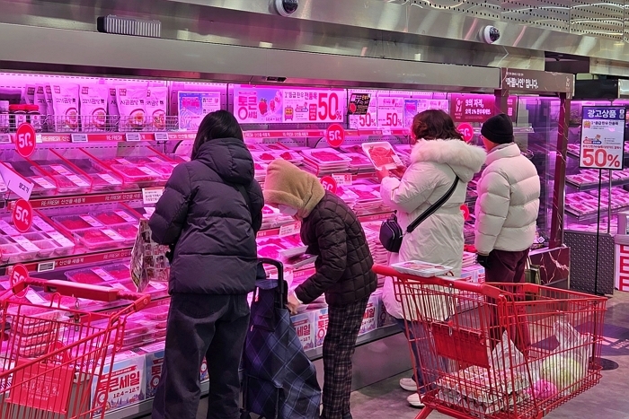 3. 1+등급 한우를 구매하는 고객들의 모습.jpg