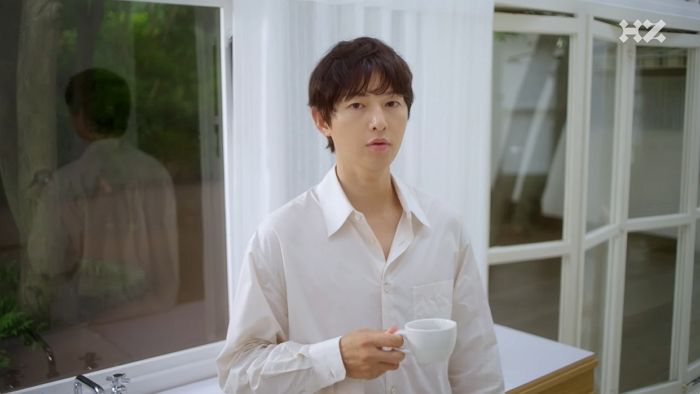 두 아이 아빠 송중기 “아침은 카푸치노 한 잔...커피 탈 때 가장 행복해”