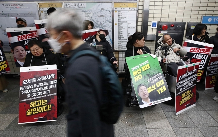 “안 그래도 복잡한데”... 전장연, 준법운행 지하철서 출근길 시위