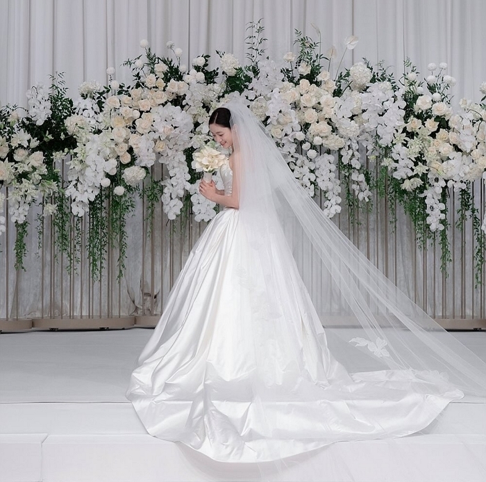 함은정, 어머니 빈자리 속 아버지와 버진로드... 김병우 감독과 결혼식 사진 공개