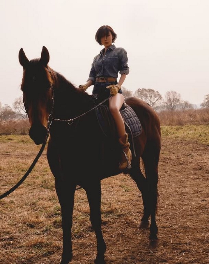 ‘박정민 효과’로 역주행 성공한 화사, 이번엔 말 타고 ‘프로 아이돌’ 입증했다