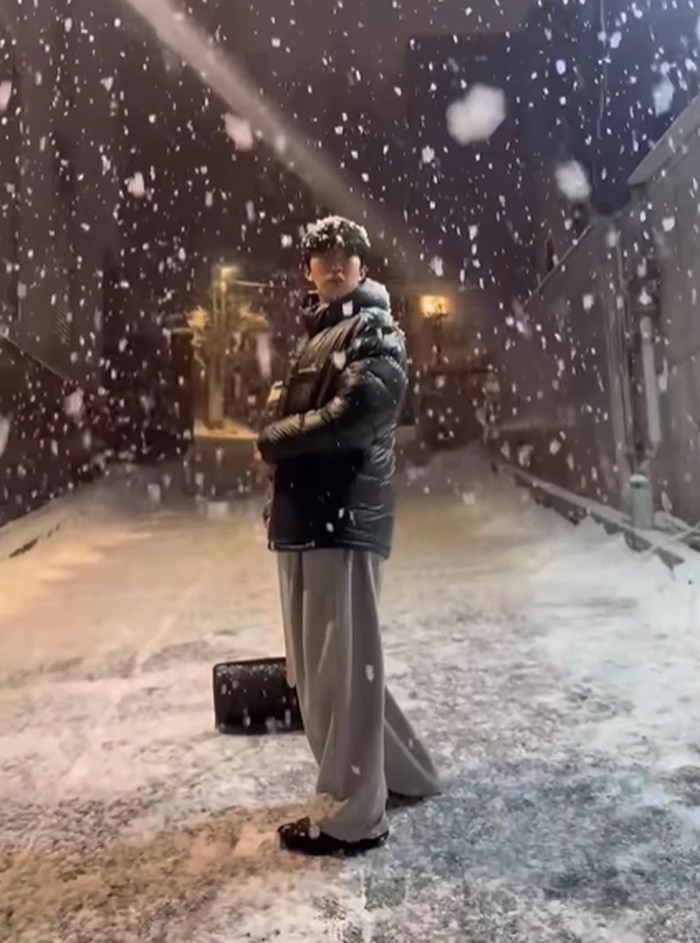 임영웅, 폭설 속 '셀프 제설' 선행... 