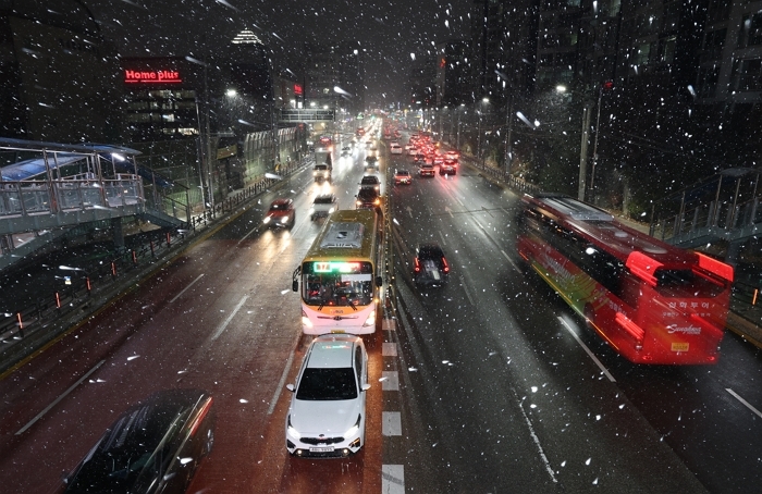기습폭설 서울, 도로 교통통제 해제... 지하철 20회 증차 운행