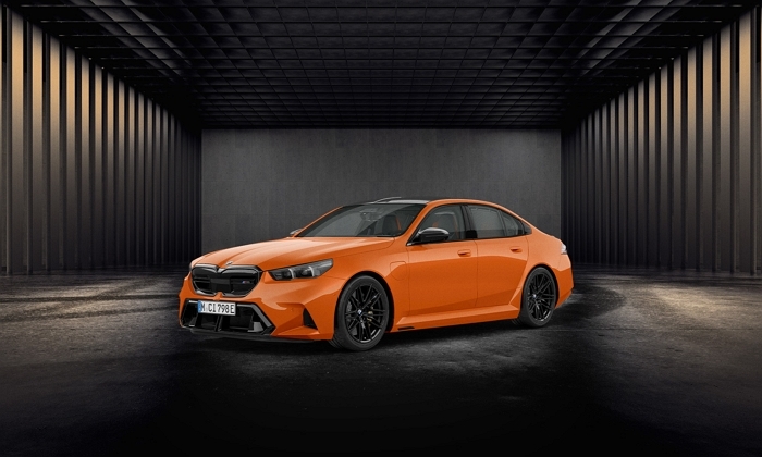 사진 3-BMW M5 파이어 오렌지 30주년 에디션.jpg