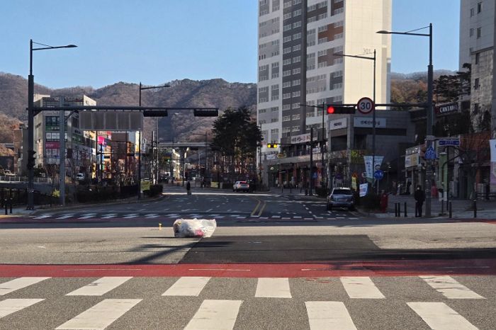 신호 대기중, 도로 한복판에 놓인 '쓰레기 뭉치' 발견하고 달려가 치운 배달기사