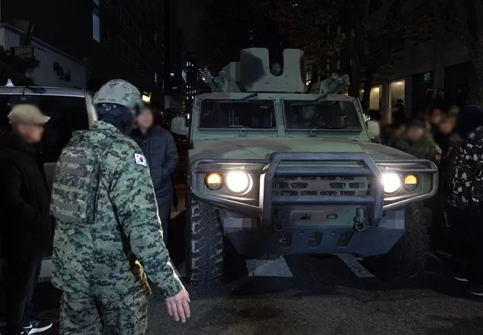 지난해 12월 4일 새벽 서울 여의도 더불어민주당 당사 인근에 배치된 군 차량이 철수하고 있다 / 뉴스1