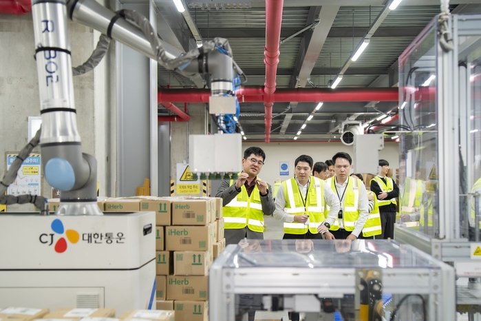 [참고사진1] 이동형 로봇 팔렛타이저 참관 모습.jpg